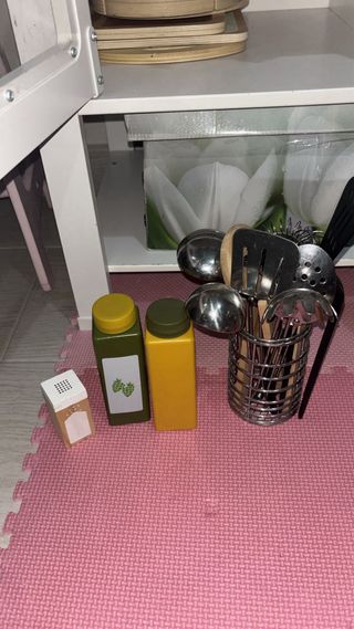 Cocina de juguete blanca con cortinas