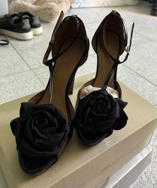 Scarpe con tacco e fiore nero