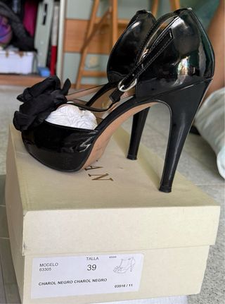 Scarpe con tacco e fiore nero