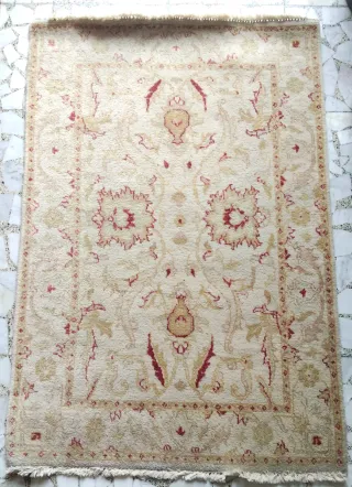 Alfombra de lana beige y roja