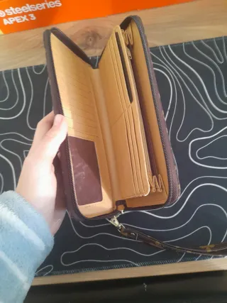 Cartera Louis Vuitton Marrón Dorada no es original