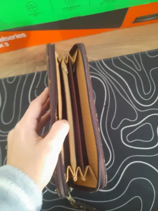 Cartera Louis Vuitton Marrón Dorada no es original