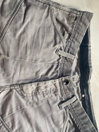 Pantalón vaquero hombre gris