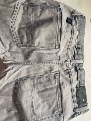 Pantalón vaquero hombre gris