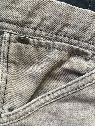 Pantalón vaquero hombre gris