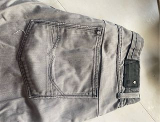 Pantalón vaquero hombre gris