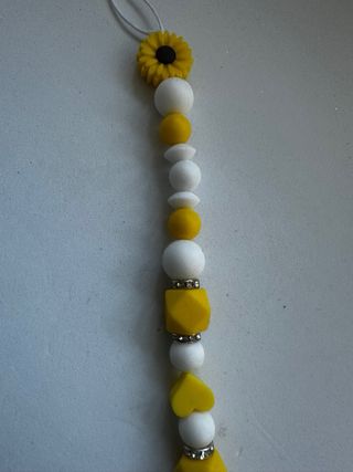 Prendedor de chupeta girassol e corações