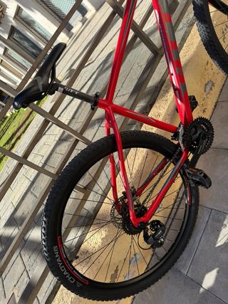 Bicicleta roja y patinete eléctrico