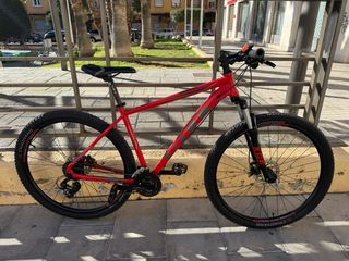 Bicicleta roja y patinete eléctrico