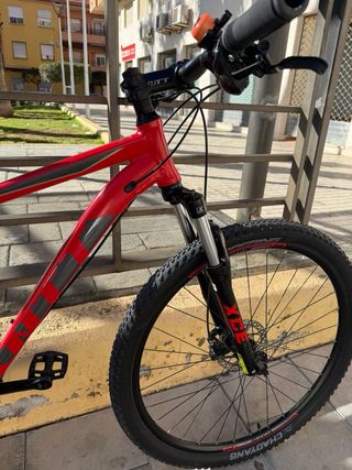 Bicicleta roja y patinete eléctrico
