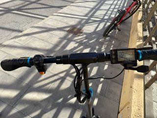 Bicicleta roja y patinete eléctrico