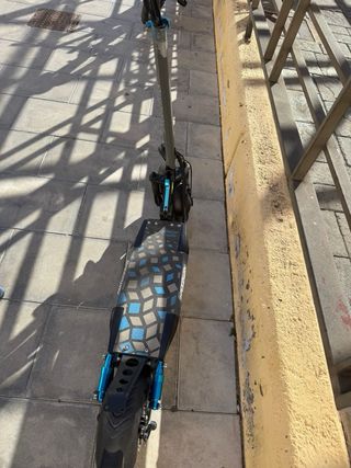 Bicicleta roja y patinete eléctrico