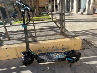 Bicicleta roja y patinete eléctrico