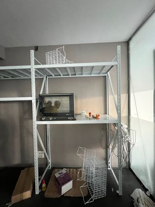 Estantería metálica blanca