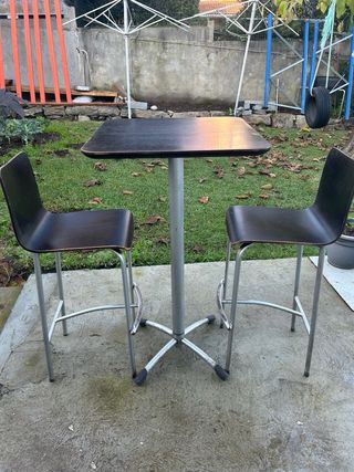 Mesa alta con 2 taburetes o 4 taburetes