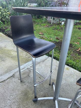 Mesa alta con 2 taburetes o 4 taburetes