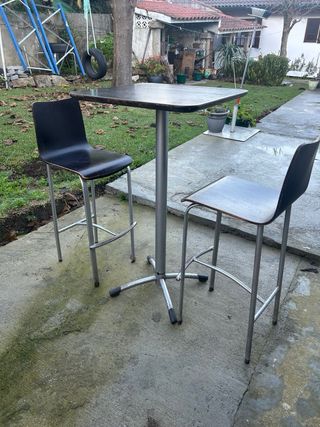Mesa alta con 2 taburetes o 4 taburetes