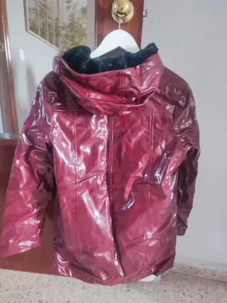 Abrigo chubasquero brillante