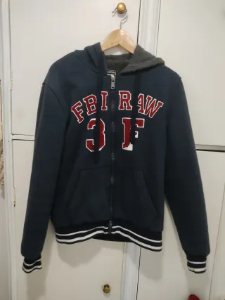 Chaqueta con capucha y cremallera