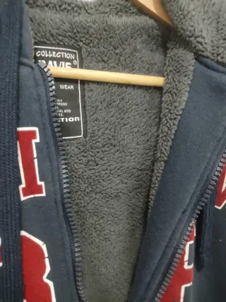 Chaqueta con capucha y cremallera