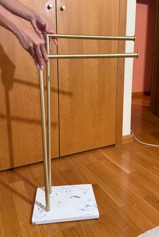 Conjunto casa de banho dourado e mármore