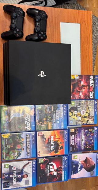 PS4 Pro Negra + 2 Mandos + 10 Juegos