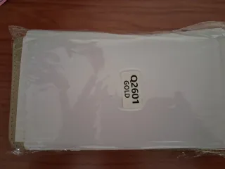 Monedero dorado con correa