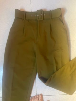 Pantalones verdes mujer con cinturón