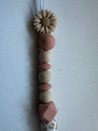 Prendedor de chupeta com flor e corações