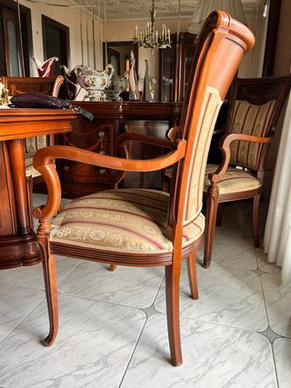 2 Sillón de madera con tapicería