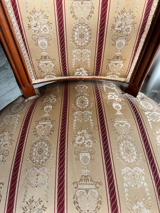 2 Sillón de madera con tapicería