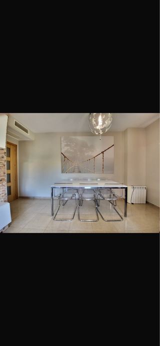 Mesa comedor con 6 sillas transparentes