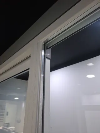 Balconera aluminio blanca imitación madera