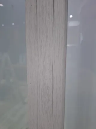 Balconera aluminio blanca imitación madera