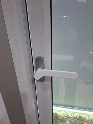 Balconera aluminio blanca imitación madera