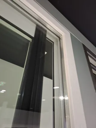 Balconera aluminio blanca imitación madera