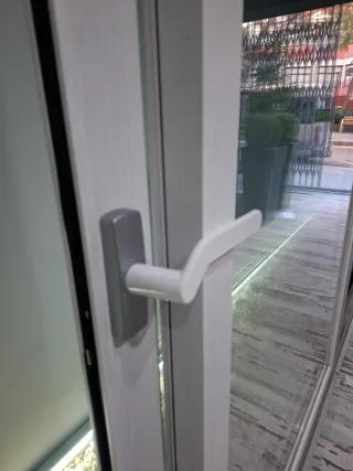 Balconera aluminio blanca imitación madera