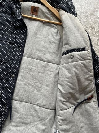 Anorak Carhartt azul marino con Lunares Blancos