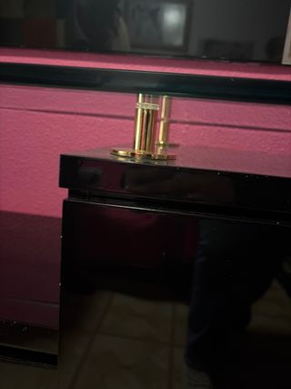 Mueble de salón negro con cristal. Precioso