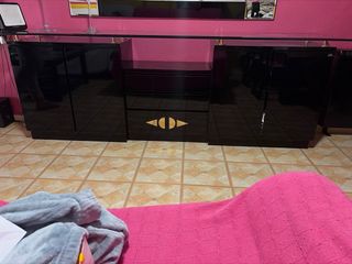 Mueble de salón negro con cristal. Precioso