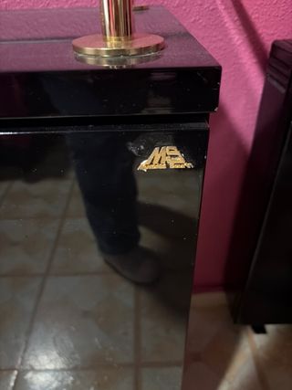 Mueble de salón negro con cristal. Precioso