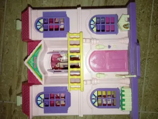 Casa de muñecas rosa y morada