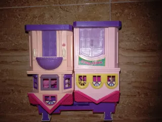 Casa de muñecas rosa y morada