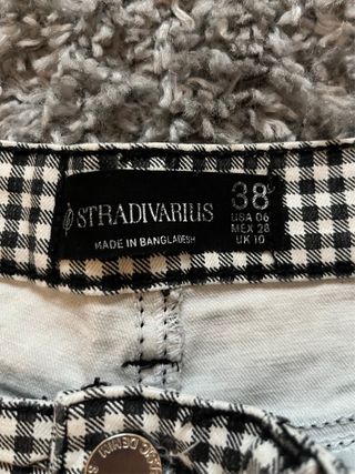 Pantalón pitillo cuadros vichy negro Stradivarius