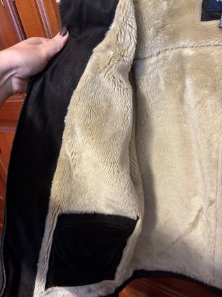 Chaqueta de piel con borreguito de Cortefiel