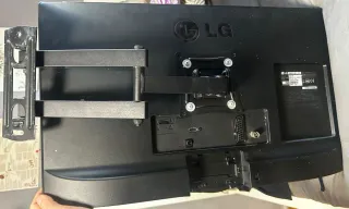 Televisión LG con soporte y mando