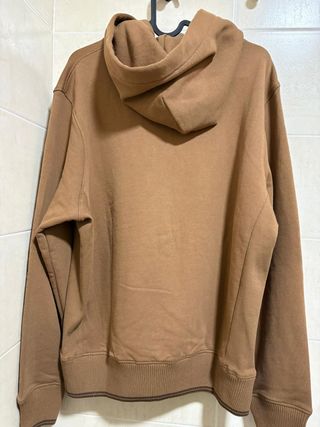 Sudadera marrón con logo en relieve