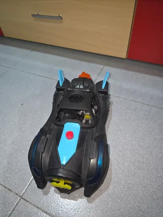 Batmobil y muñeco Batman