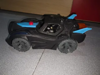 Batmobil y muñeco Batman