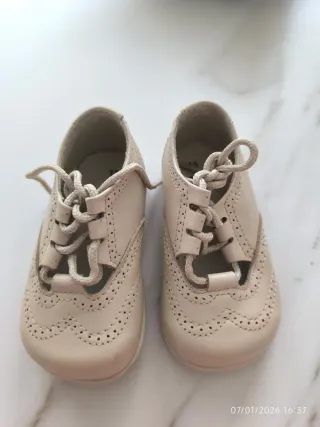 Zapatos de bebé casi nuevos